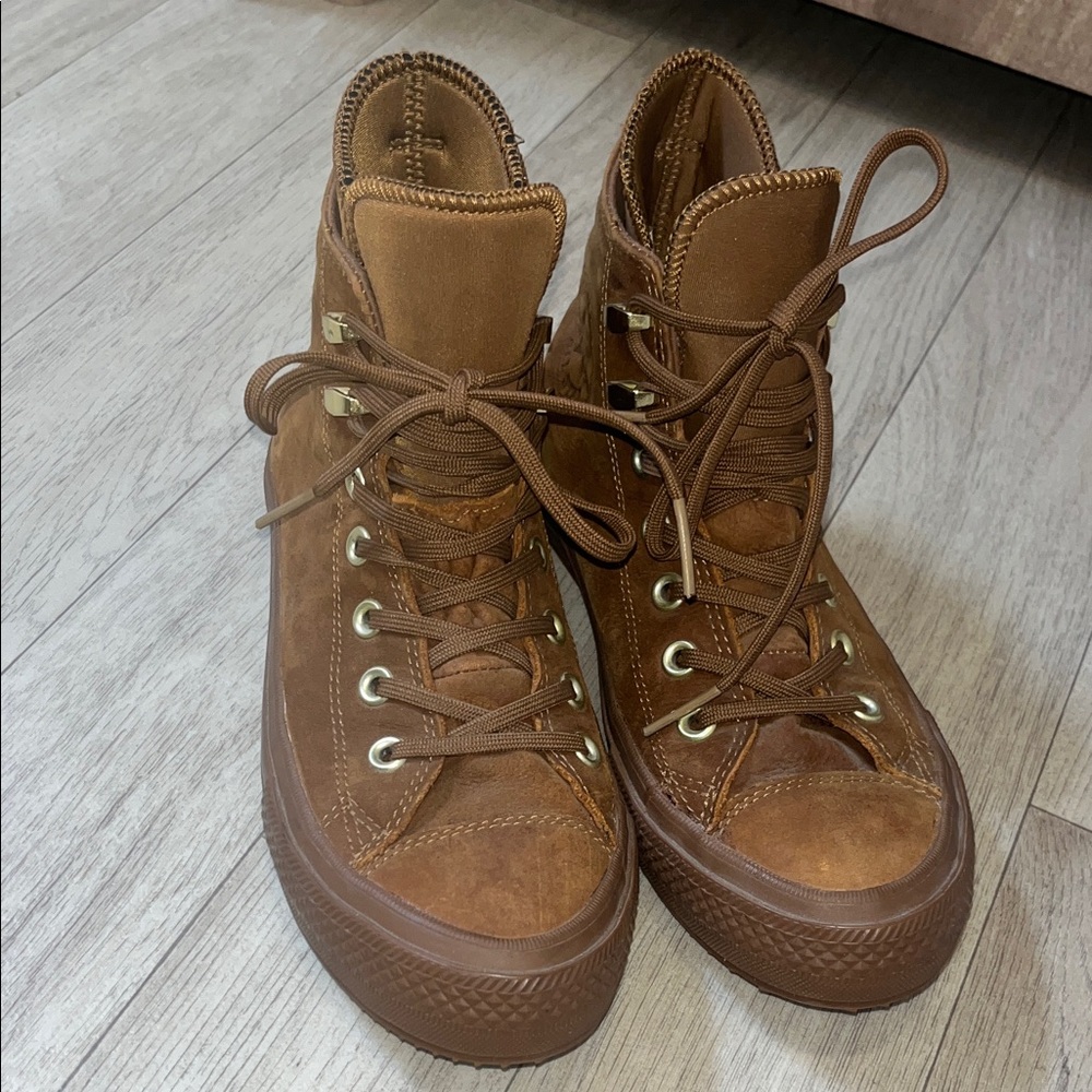 Chuck Tayler waterproof High-Top Women's Converse Sneakers 7.5